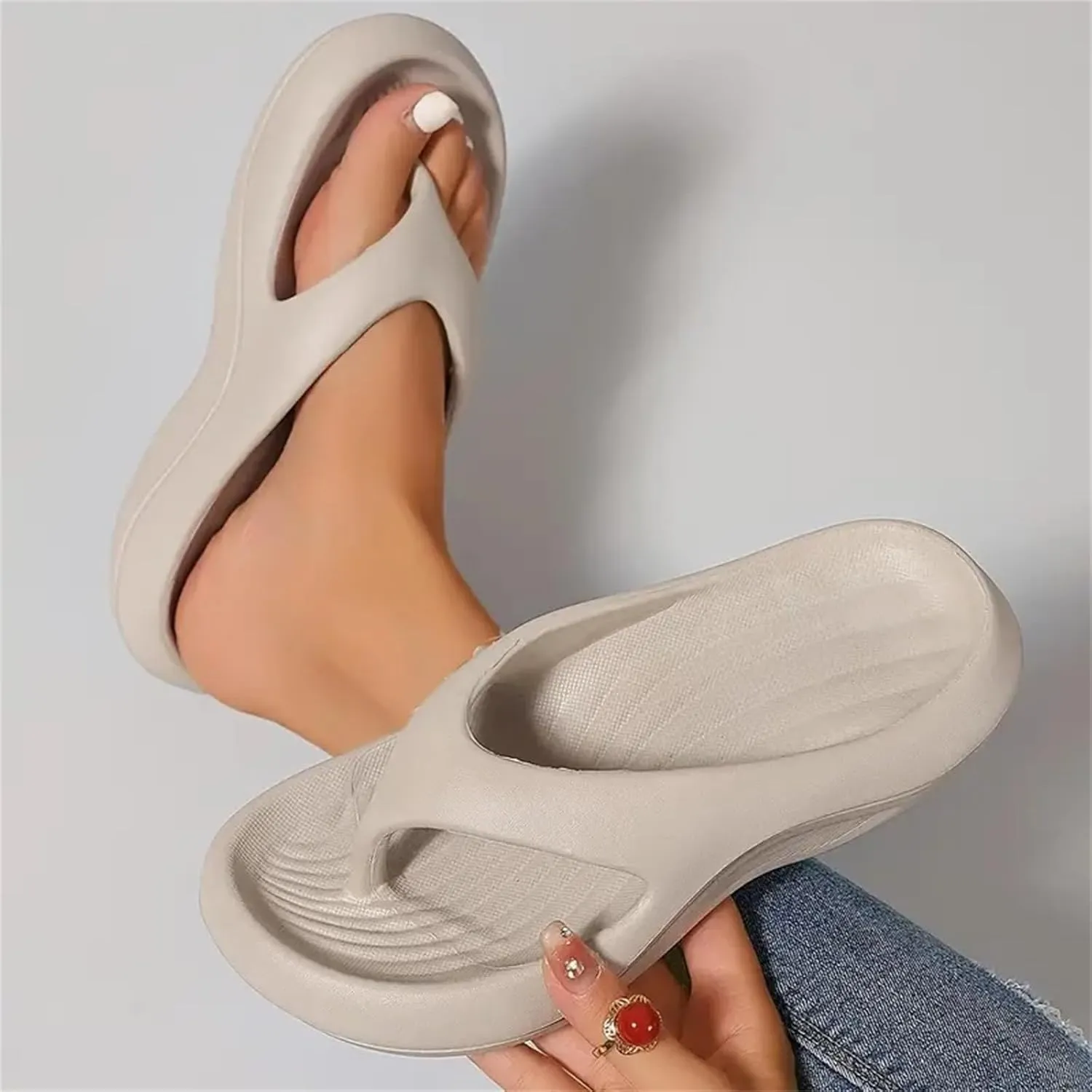Flip Flops for Women Comfort Plantar Fasciitis Orthopedic Sandals with Arch Support Lightweight Recovery Flip-Flops Pillow Summer Beach Cloud Slides Breathable Walking Slippers